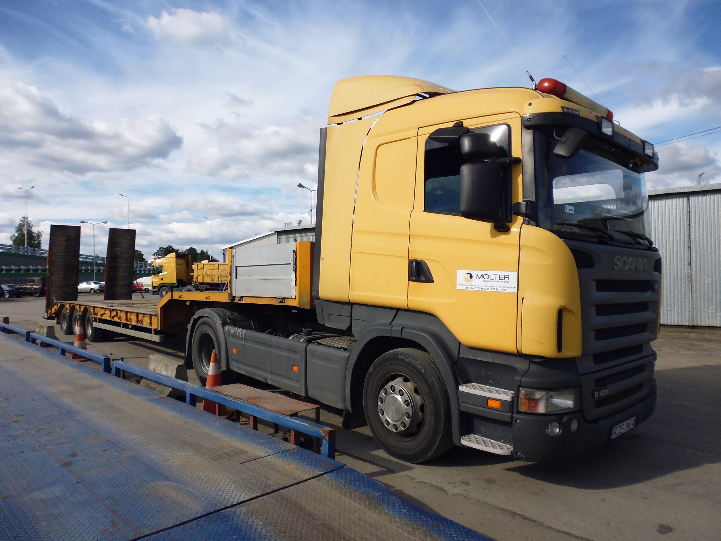 Ciągnik siodłowy Scania z naczepą niskopodwoziową
